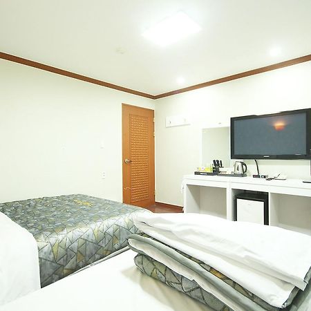 Picasso Motel Haeundae Busan Bagian luar foto