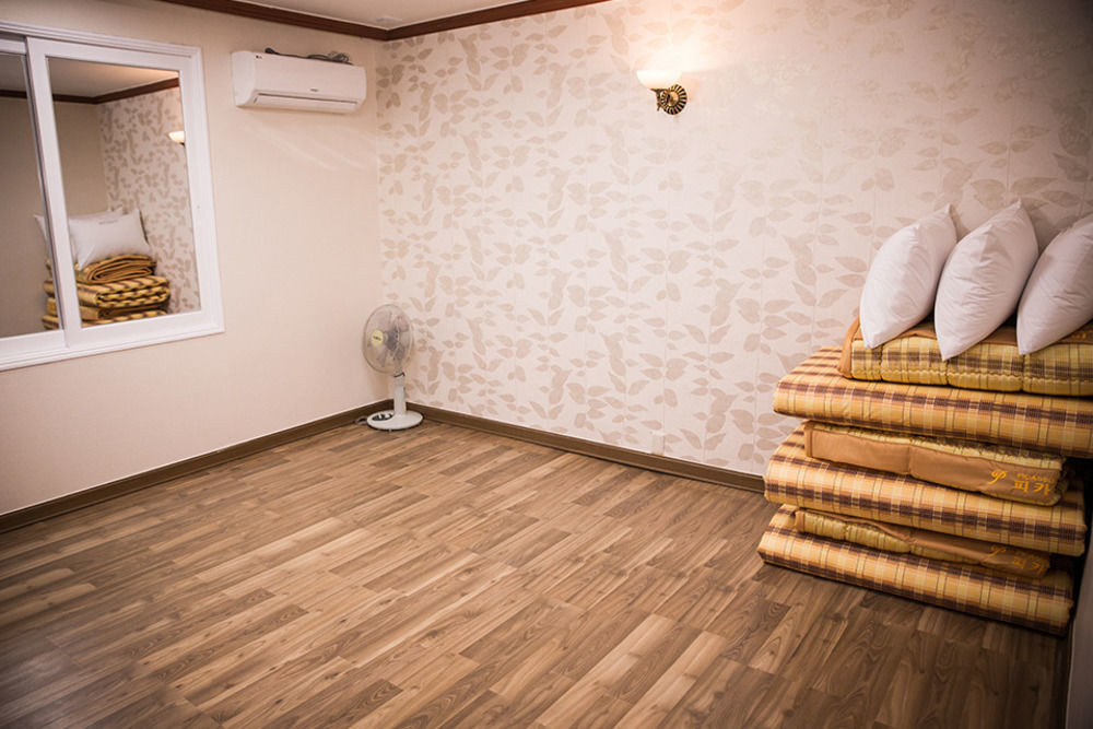 Picasso Motel Haeundae Busan Bagian luar foto