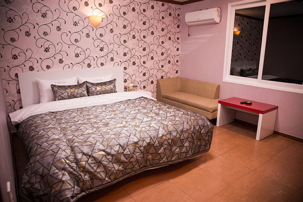 Picasso Motel Haeundae Busan Bagian luar foto